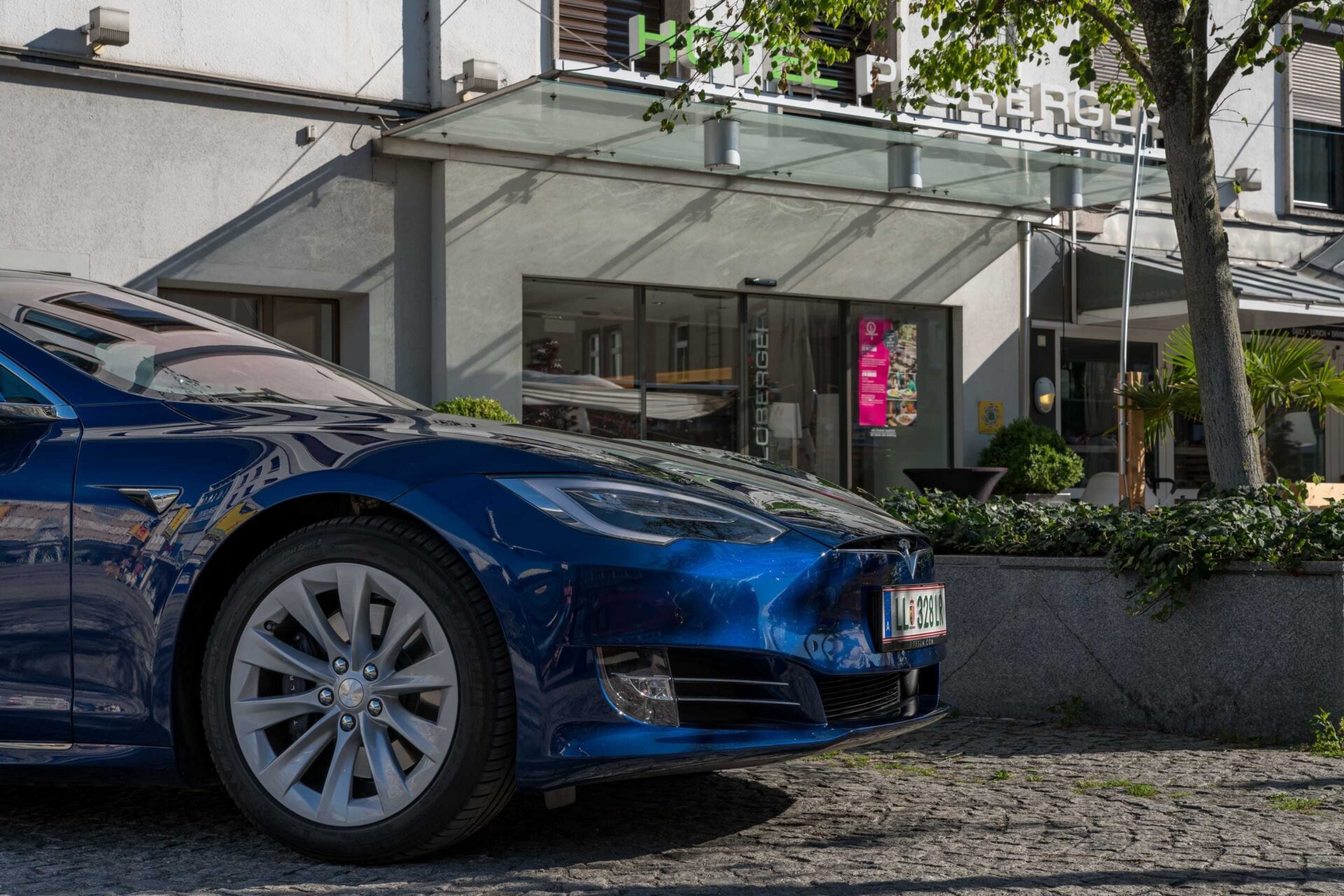 Tesla vor dem Hotel Ploberger Wels