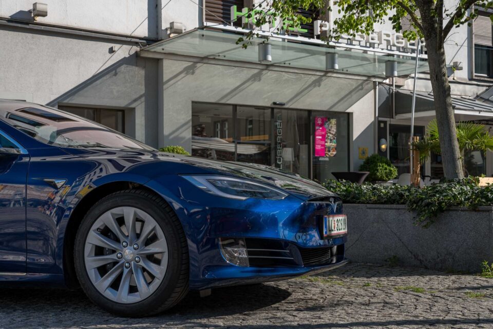 Tesla vor dem Hotel Ploberger Wels