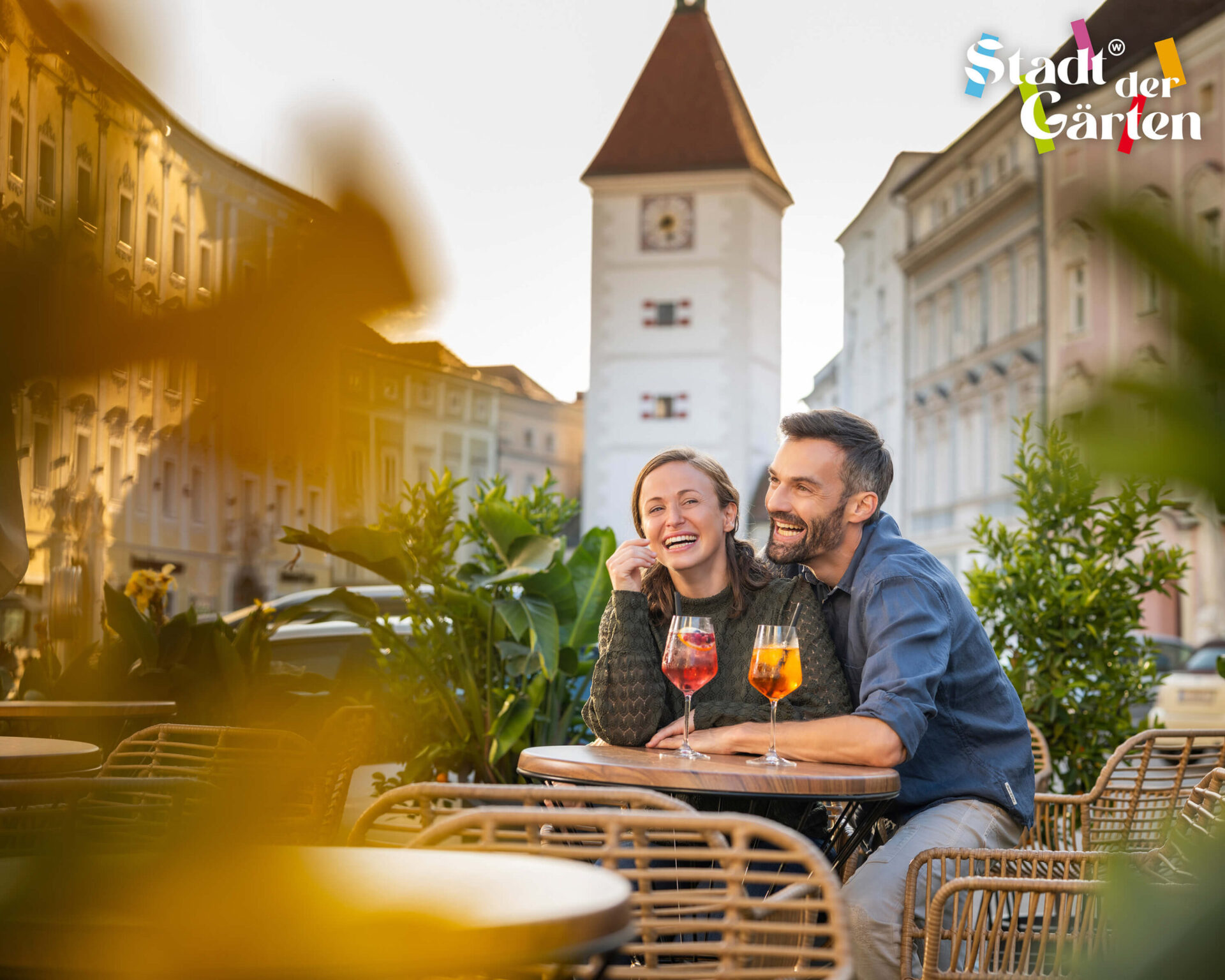 Besucher genießen die Welser Innenstadt während der Landesgartenschau Wels 2027 nahe dem Hotel Ploberger