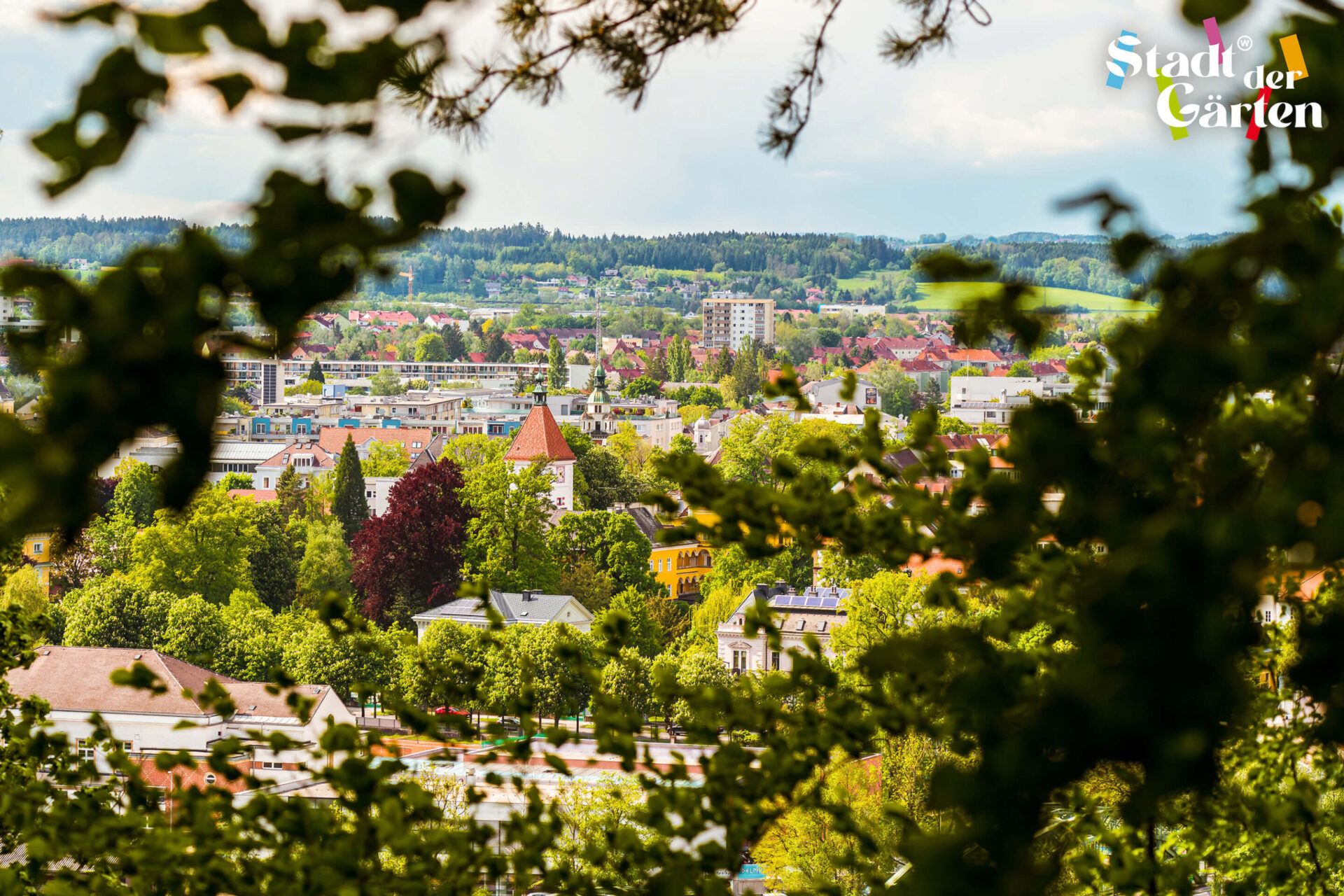 Blick über den Waldgarten und die grüne Stadtlandschaft von Wels während der Landesgartenschau Wels 2027