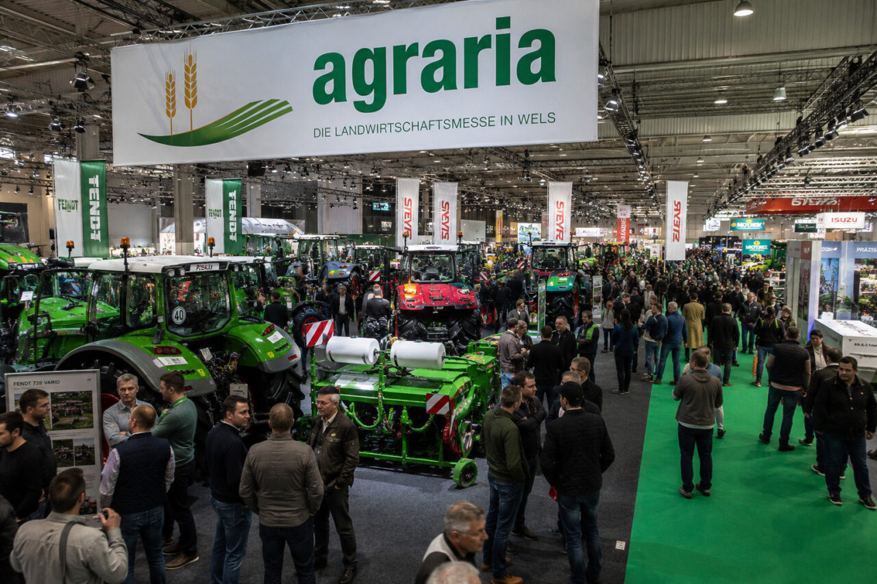 Besucher und Landmaschinen in der Messehalle der Agraria Wels, Österreichs führender Landwirtschaftsmesse in Wels.