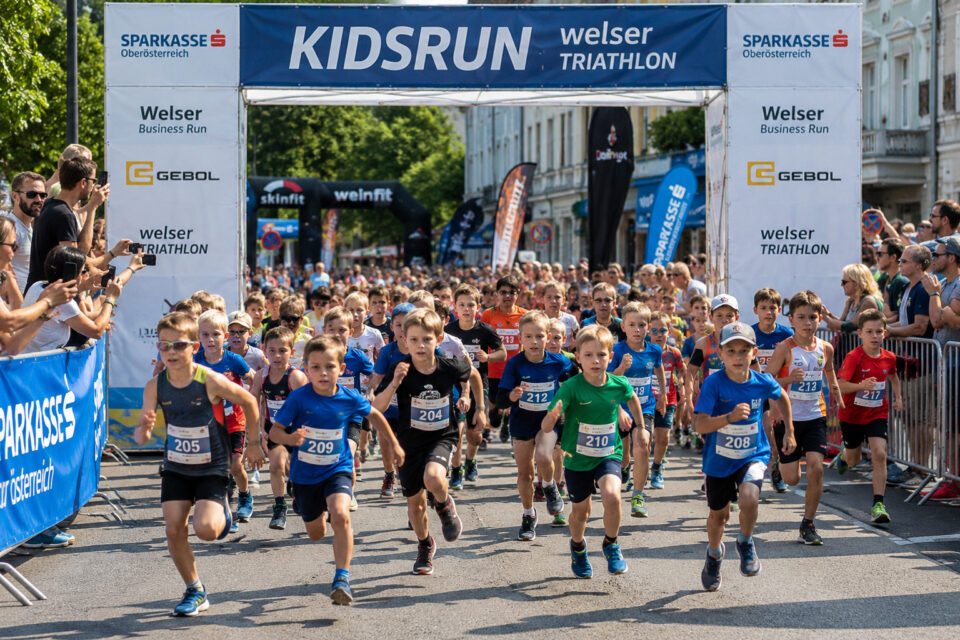 Kinder starten beim KidsRun des Wels Triathlon auf dem Stadtplatz in Wels