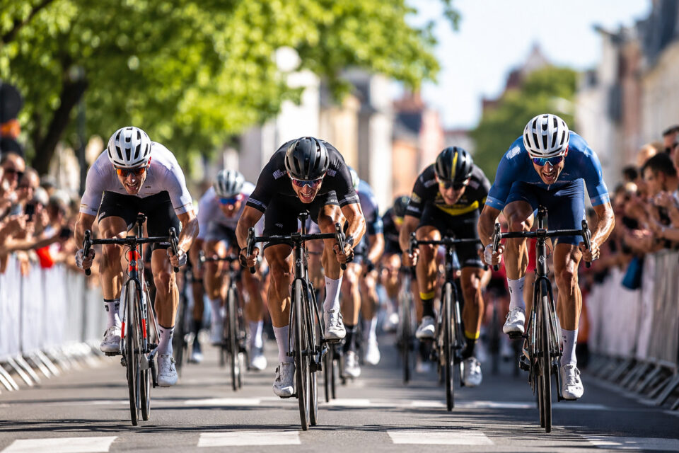 Rennradfahrer sprinten beim Welser Innenstadtkriterium um den Sieg durch die Innenstadt von Wels.