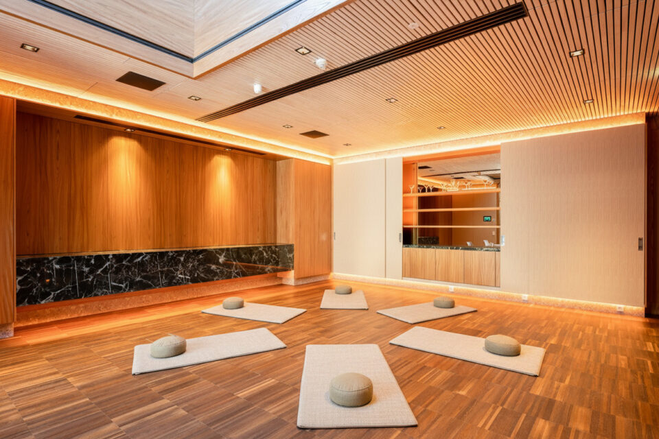 Heller Raum für Meditation, Reflexion und Achtsamkeitsübungen beim Retreat im Hotel Ploberger in Wels.