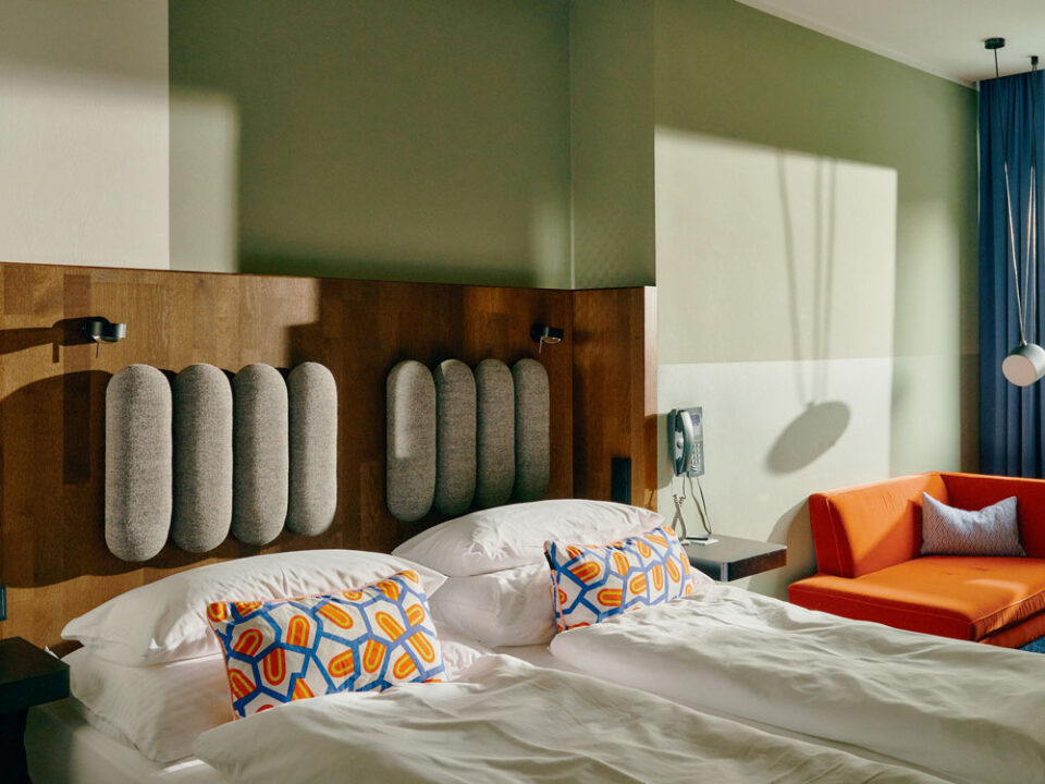 Helles Zimmer im Hotel Ploberger in Wels mit ruhiger Atmosphäre als Rückzugsort für Regeneration, Schlaf und neue Energie.