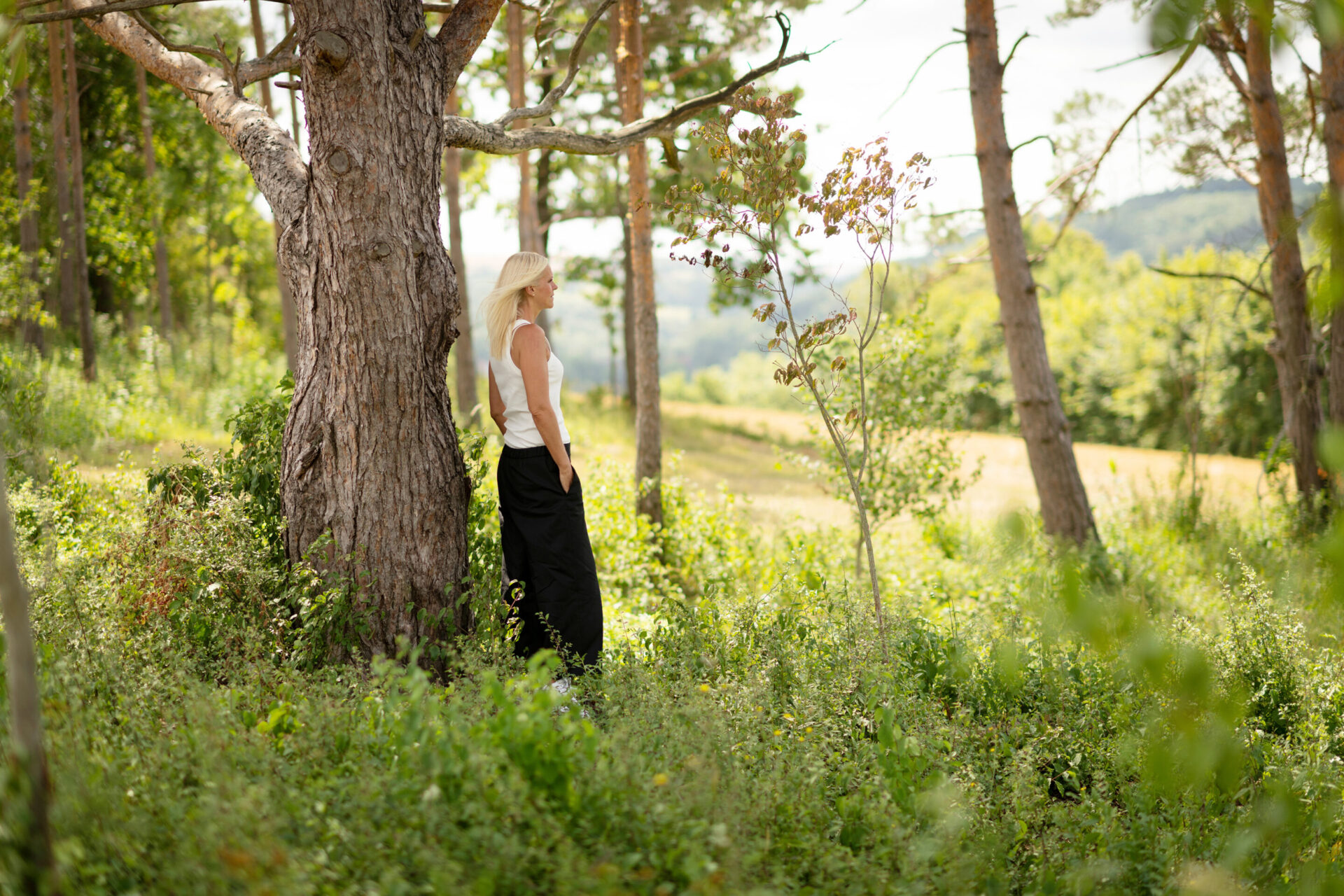Tanja Heinzmann in einer ruhigen Naturlandschaft in Oberösterreich, begleitet Menschen zu mehr Klarheit, Balance und neuer Energie.
