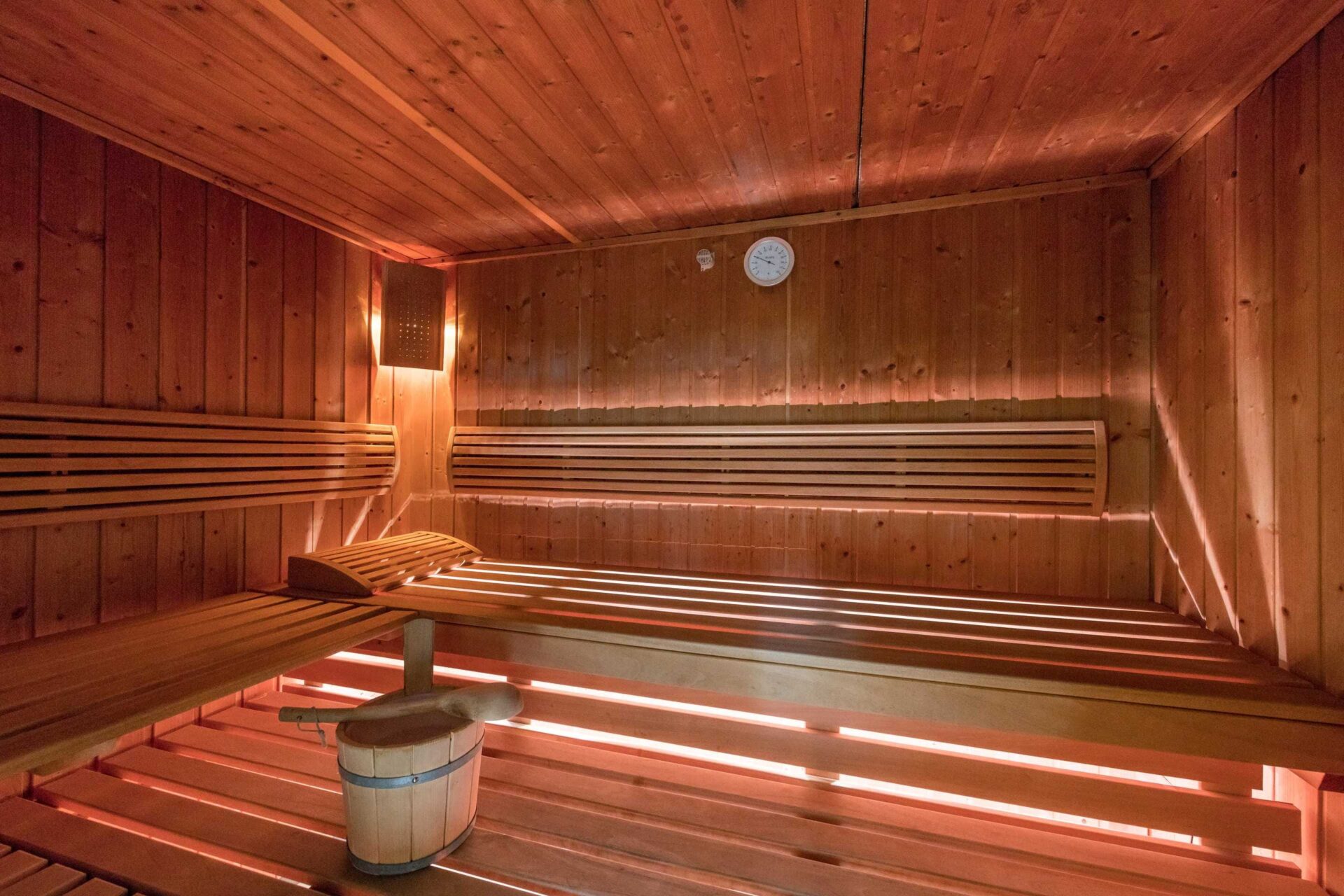 Warme Holzsauna im Hotel Ploberger in Wels als Ort für Regeneration, Entspannung und bewusste Erholung während des Retreats.